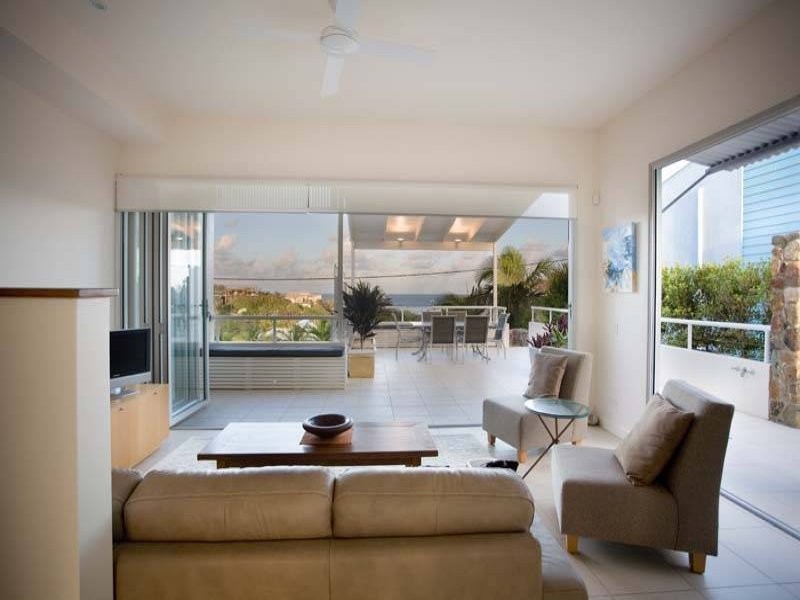 2/41 Sobroan St, Sunrise Beach QLD 4567