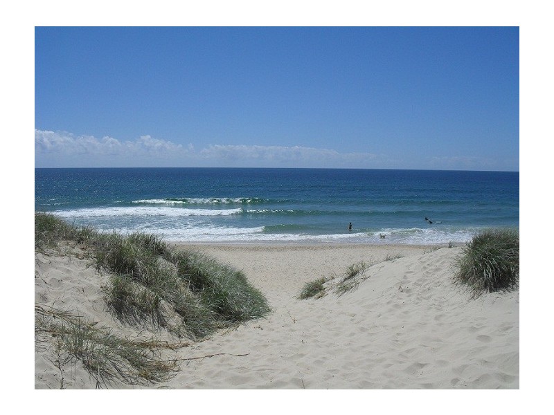 21 Wavecrest Drive, Castaways Beach QLD 4567
