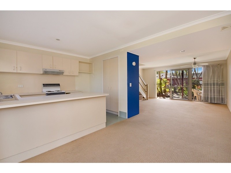 8/24 Lake Weyba Drive, Noosaville QLD 4566