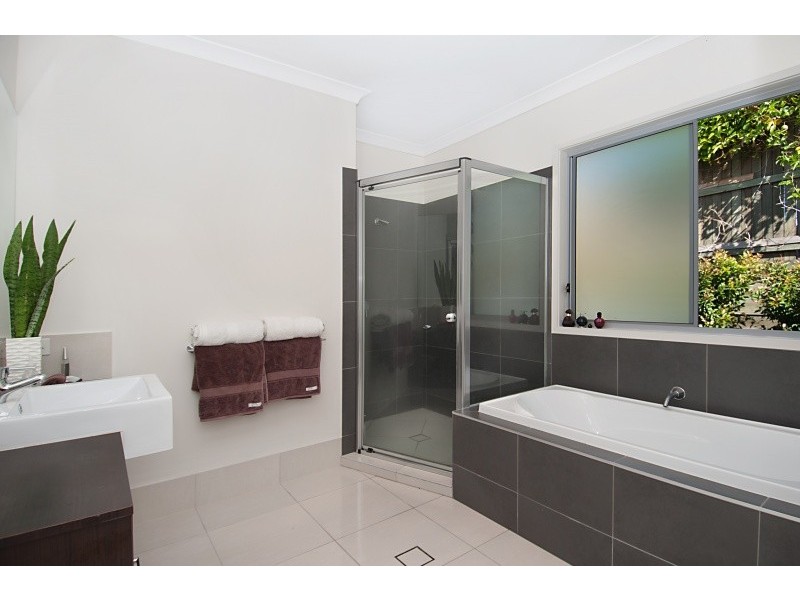 11 Maidstone Crescent, Peregian Springs QLD 4573