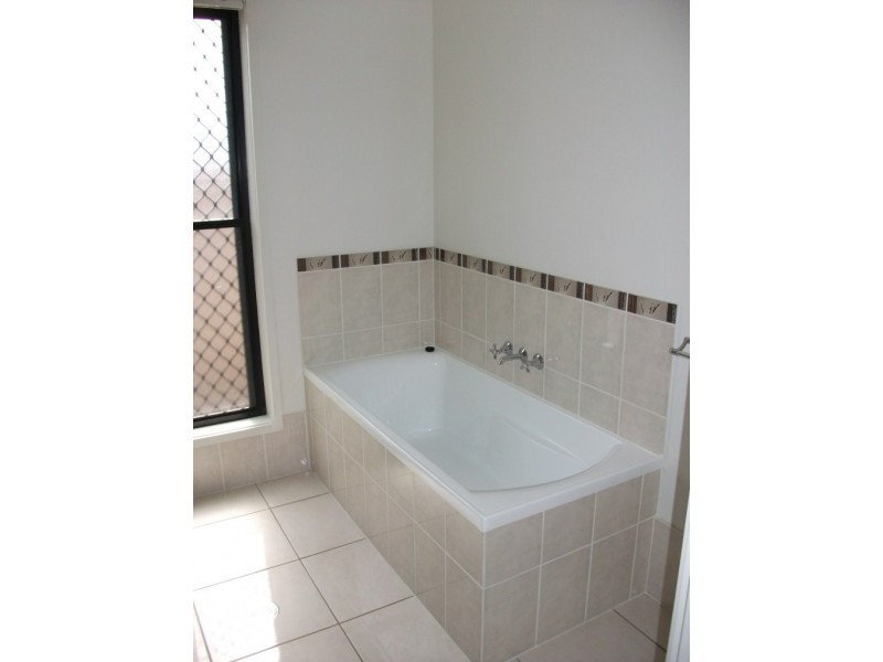 8 Sandhurst Crescent, Peregian Springs QLD 4573