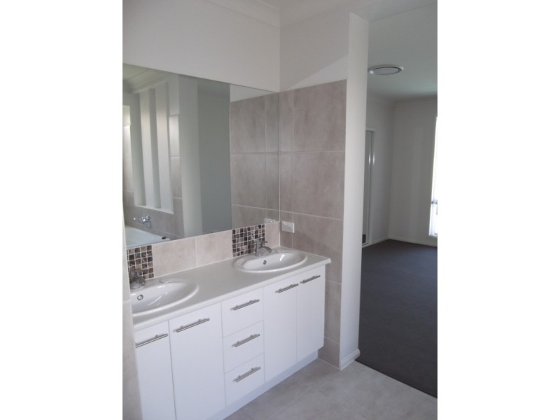 4 Oakbridge Way, Peregian Springs QLD 4573