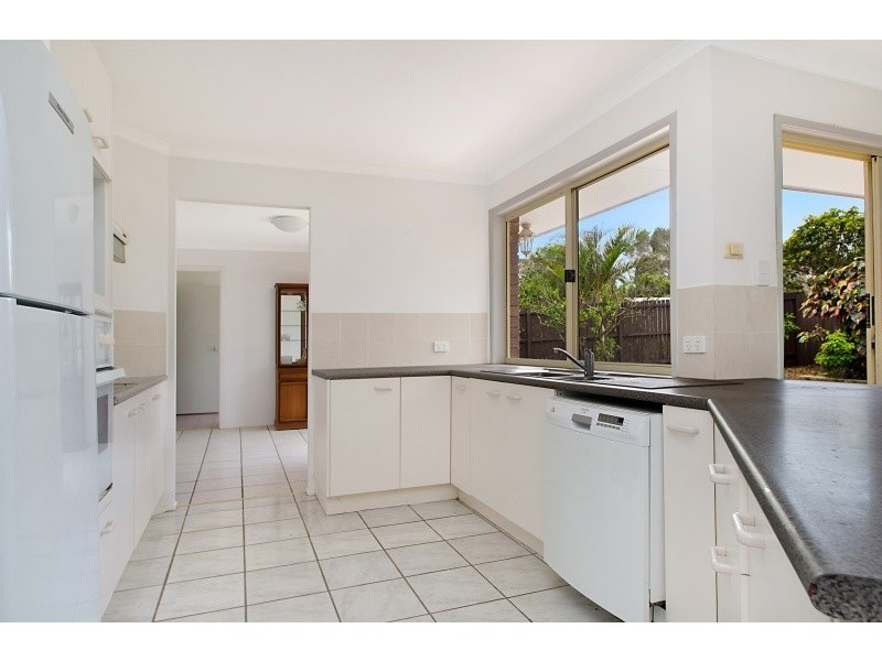 10 Wavecrest Dr, Castaways Beach QLD 4567