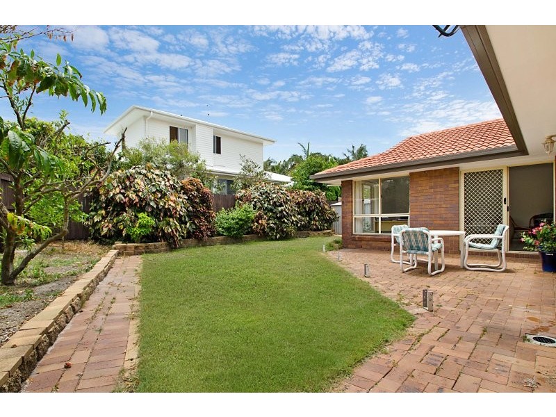 10 Wavecrest Dr, Castaways Beach QLD 4567