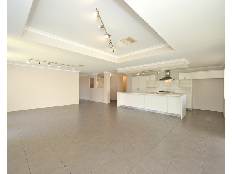 4 Santalum Circus, Halls Head WA 6210