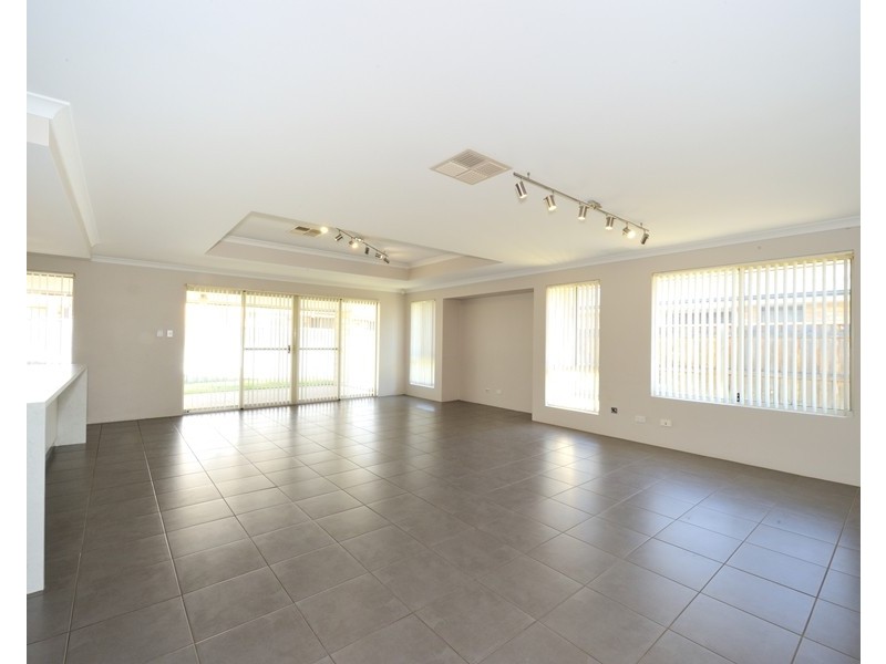 4 Santalum Circus, Halls Head WA 6210