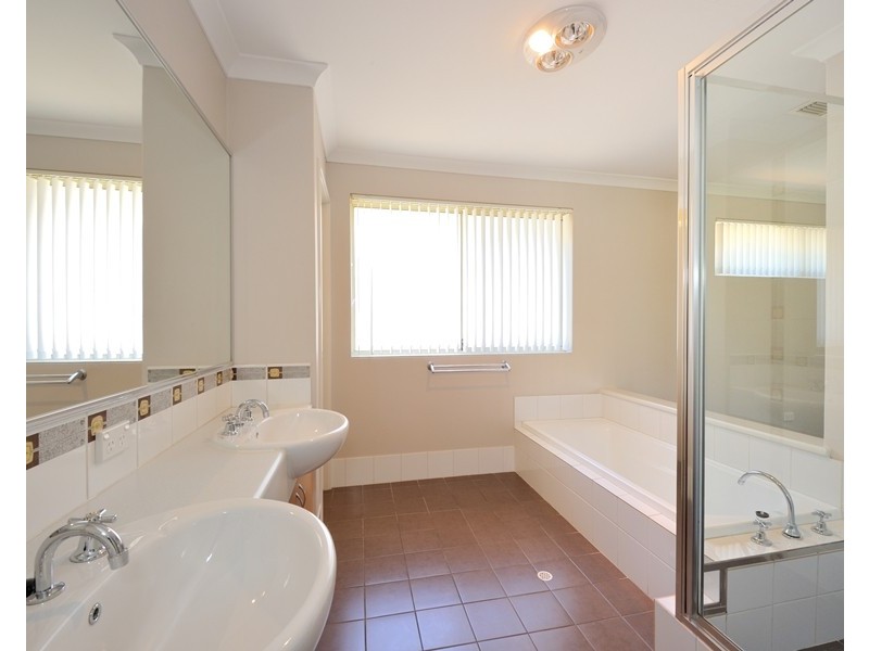 4 Santalum Circus, Halls Head WA 6210