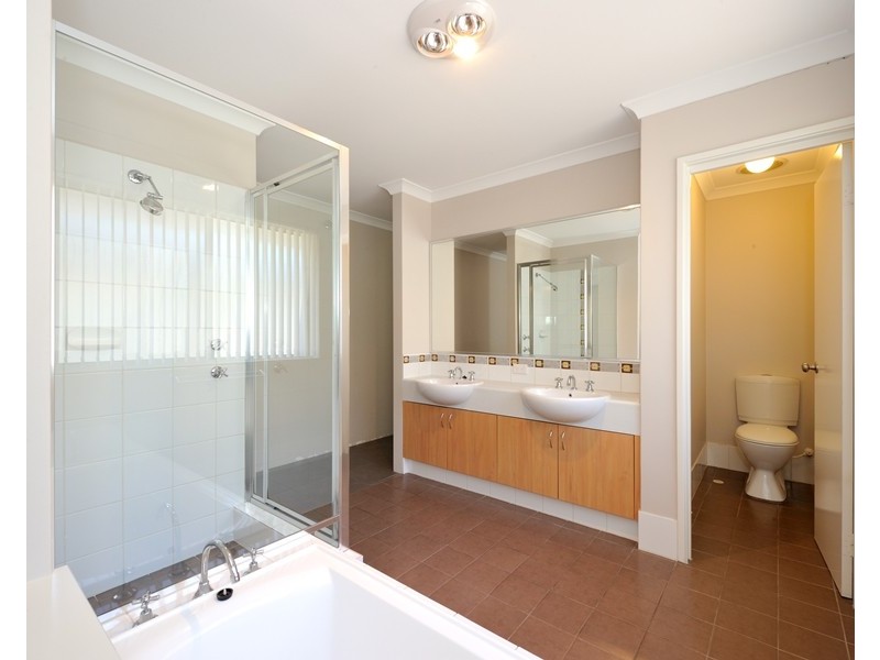 4 Santalum Circus, Halls Head WA 6210