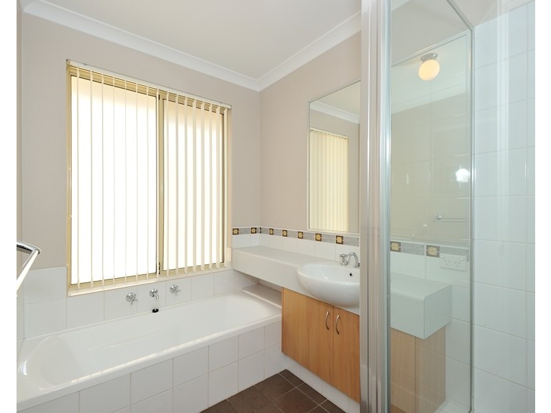 4 Santalum Circus, Halls Head WA 6210