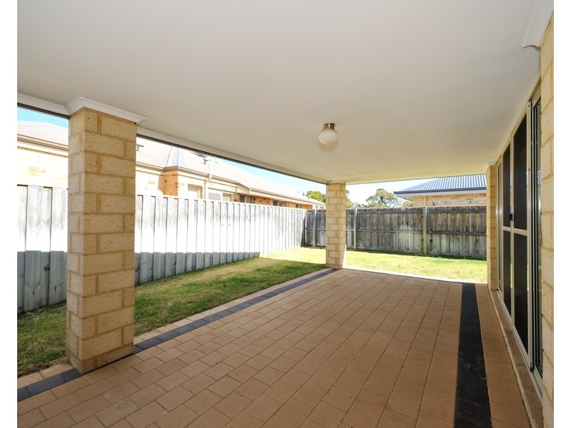 4 Santalum Circus, Halls Head WA 6210