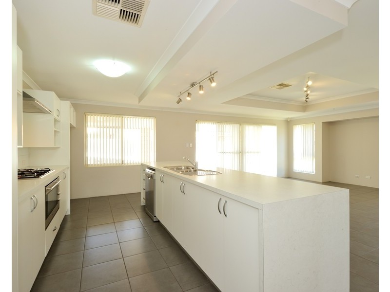4 Santalum Circus, Halls Head WA 6210