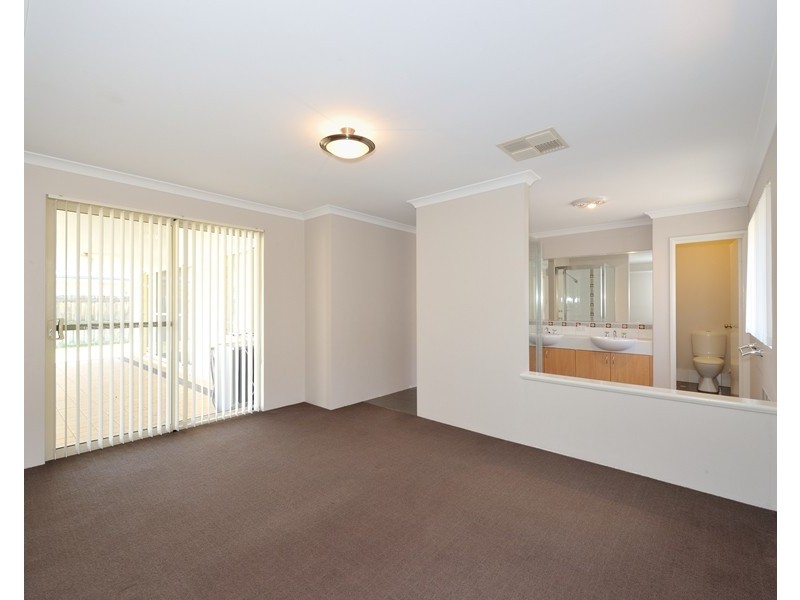 4 Santalum Circus, Halls Head WA 6210