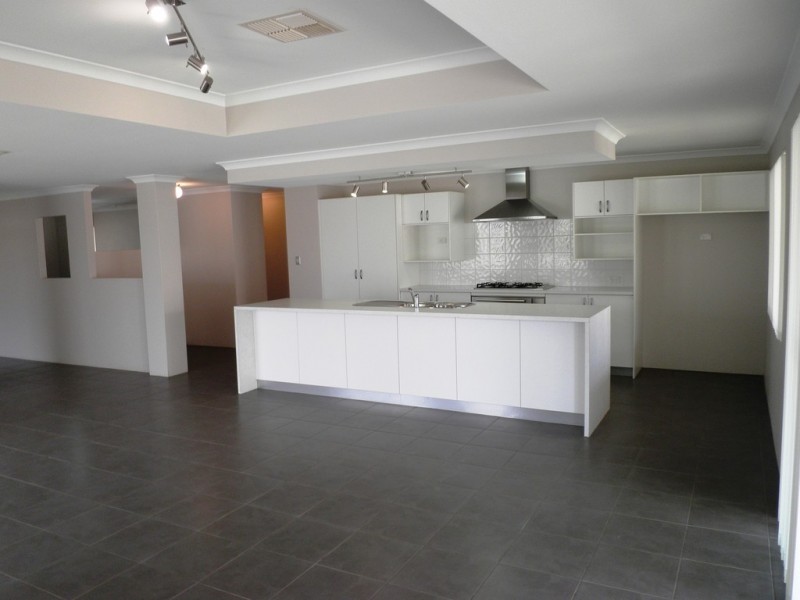 4 Santalum Circus, Halls Head WA 6210