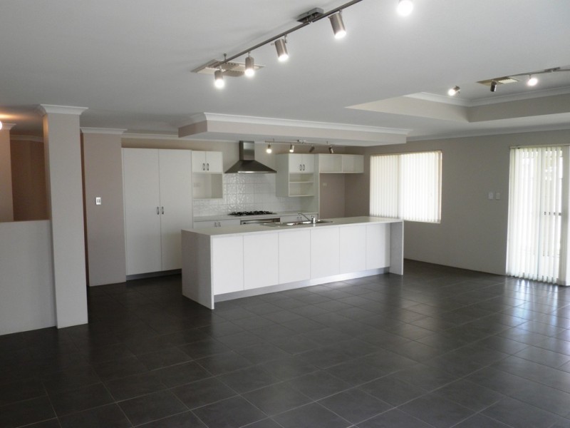 4 Santalum Circus, Halls Head WA 6210