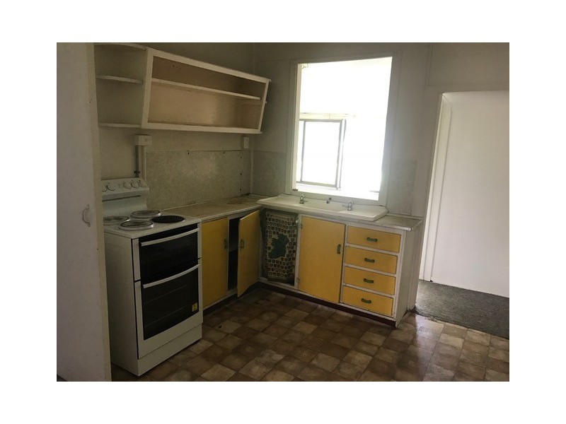 18 Swan Street, Beerwah QLD 4519