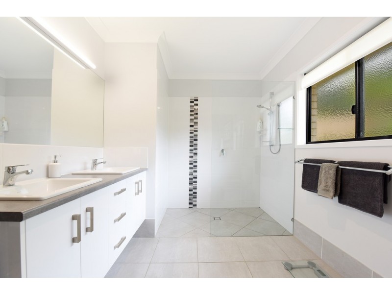 20 Gordon Place, Glass House Mountains QLD 4518