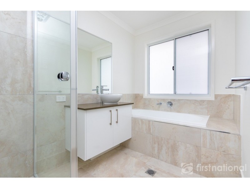 2/23 Railway Parade, Glass House Mountains QLD 4518