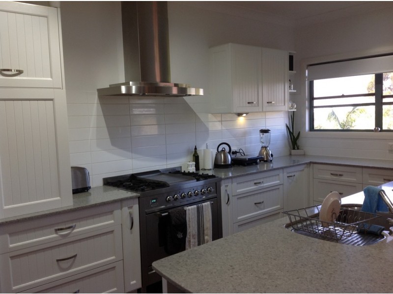 8 Knowles Place, Glass House Mountains QLD 4518