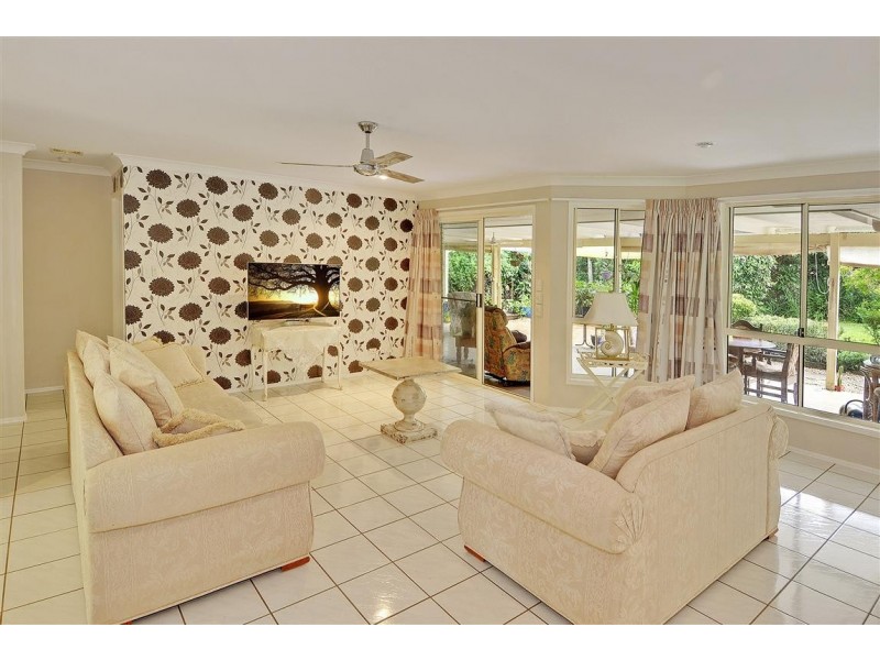 2 Vista CT, Glass House Mountains QLD 4518