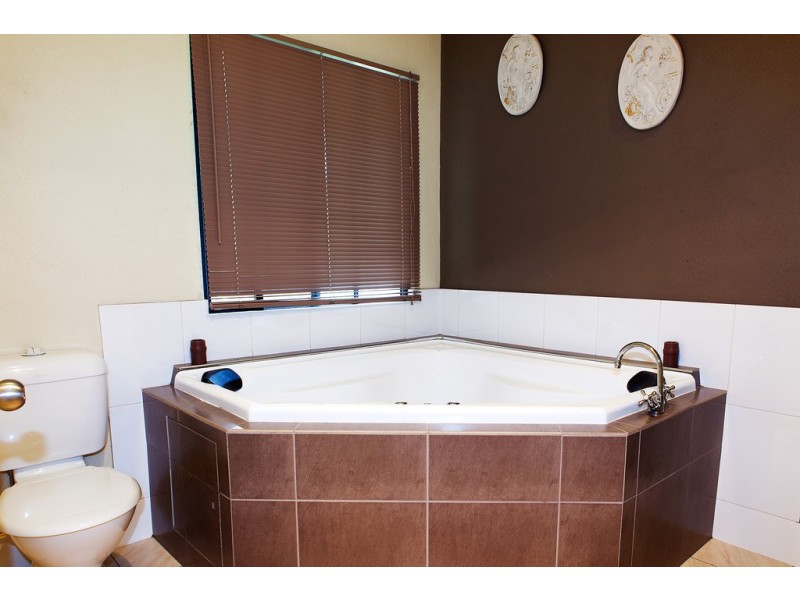 2010 Old Gympie Rd, Glass House Mountains QLD 4518