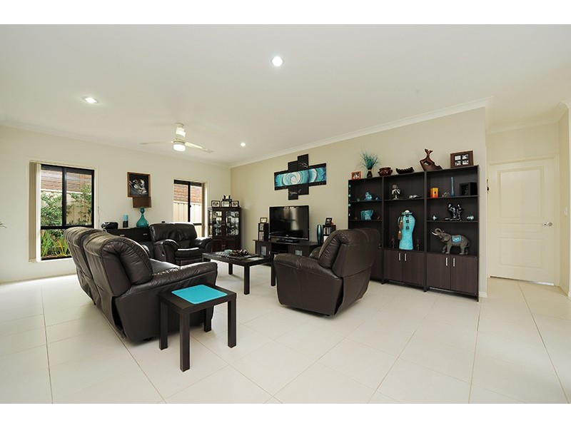 3 Gloria Close, Glass House Mountains QLD 4518