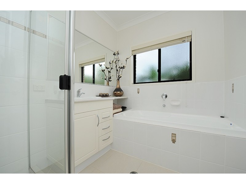 3 Gloria Close, Glass House Mountains QLD 4518