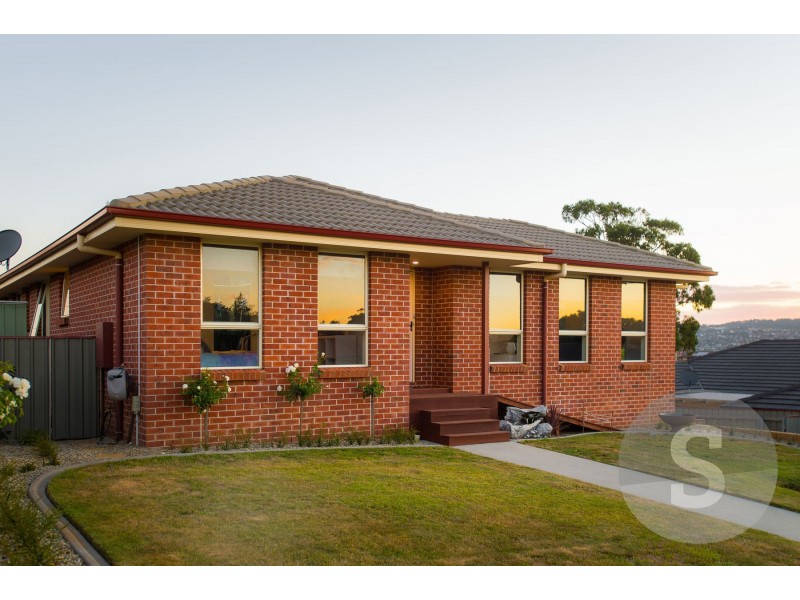 17 Dafnis Drive, Newnham TAS 7248