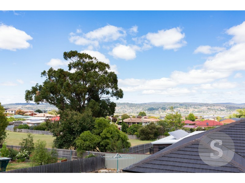 17 Dafnis Drive, Newnham TAS 7248