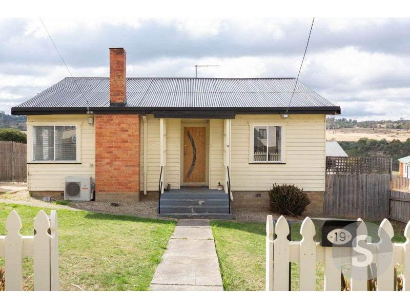 19 Sturt Crescent, Mayfield TAS 7248
