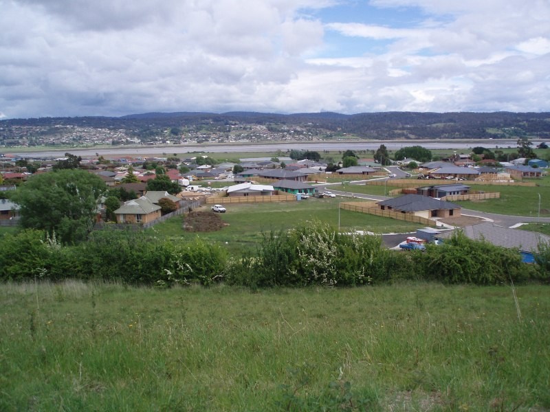 35 Roberts Crescent, Newnham TAS 7248