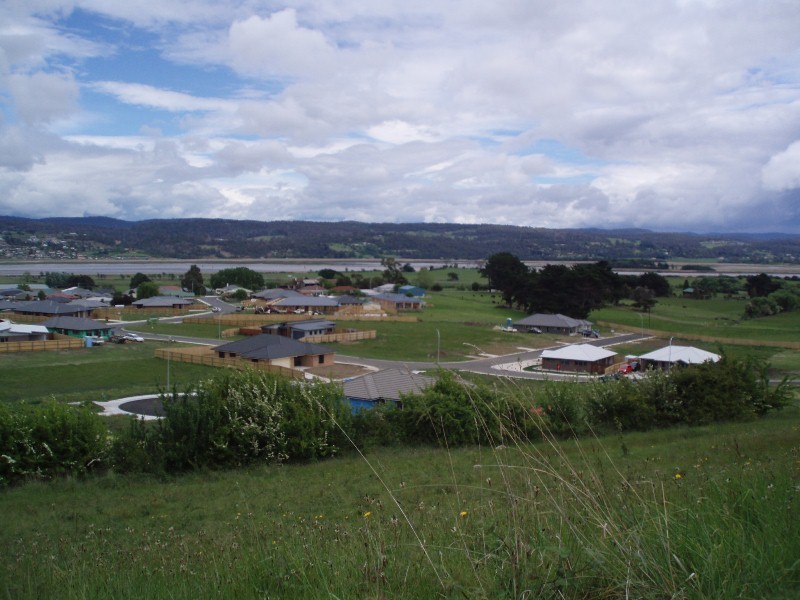 35 Roberts Crescent, Newnham TAS 7248