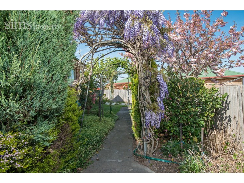 2 Dafnis Drive, Newnham TAS 7248