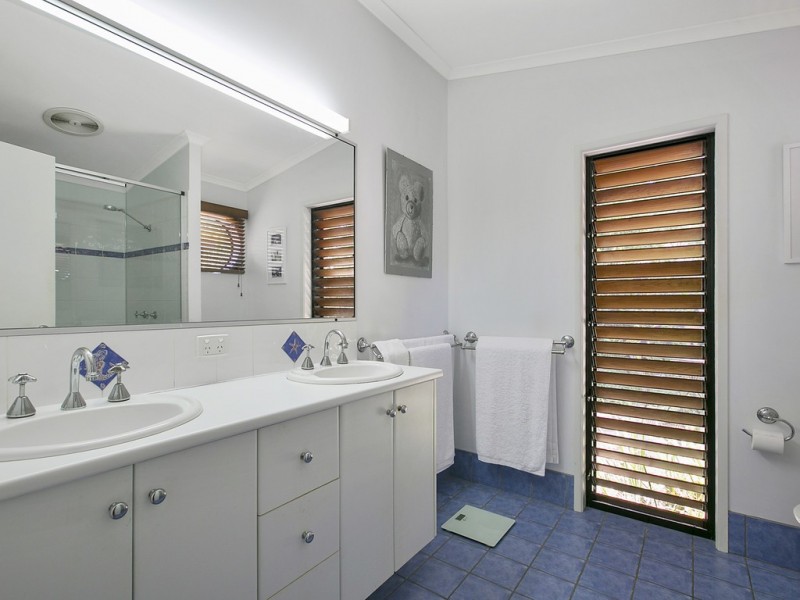 4 Captains Court, Sunrise Beach QLD 4567
