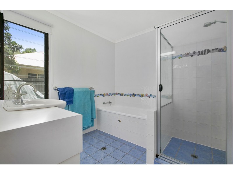 4 Captains Court, Sunrise Beach QLD 4567