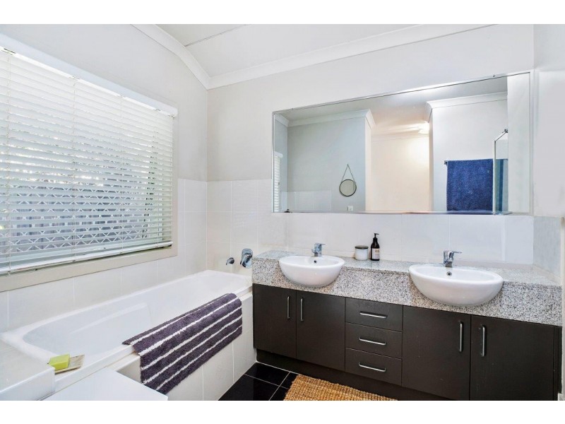 8/2 Lake Weyba Drive, Noosaville QLD 4566