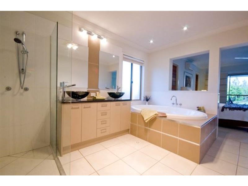 24 Attenuatta Place, Noosaville QLD 4566