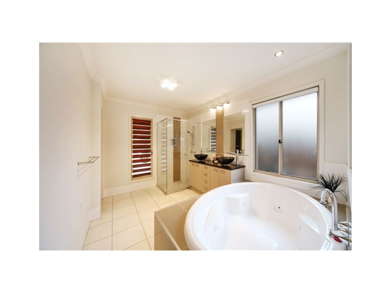 24 Attenuatta Place, Noosaville QLD 4566