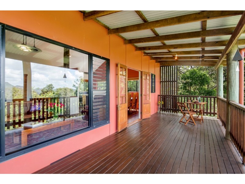 6 Hoop Pine Road, Cooroy QLD 4563