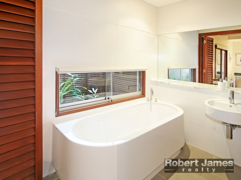 9 Wild Apple Court, Noosa Heads QLD 4567