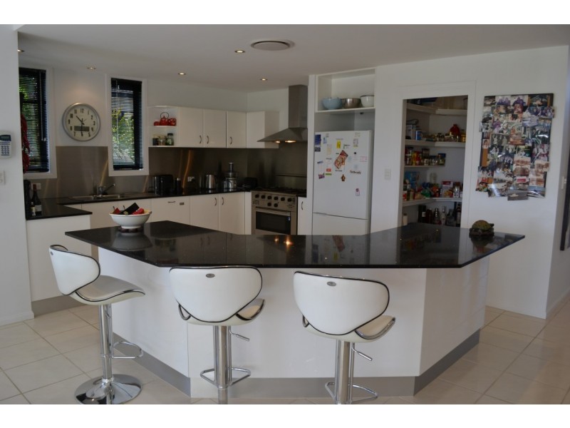 8 Lakeside Drive, Peregian Springs QLD 4573