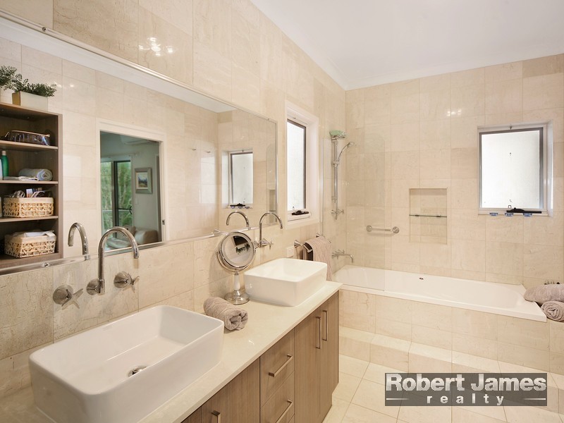 8 Greenside Court, Peregian Springs QLD 4573