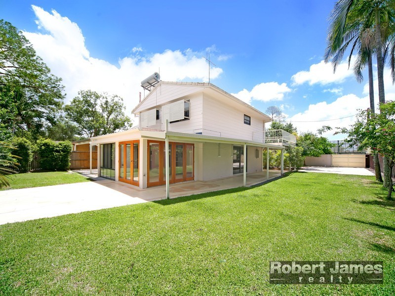 11 Poinciana Avenue, Tewantin QLD 4565