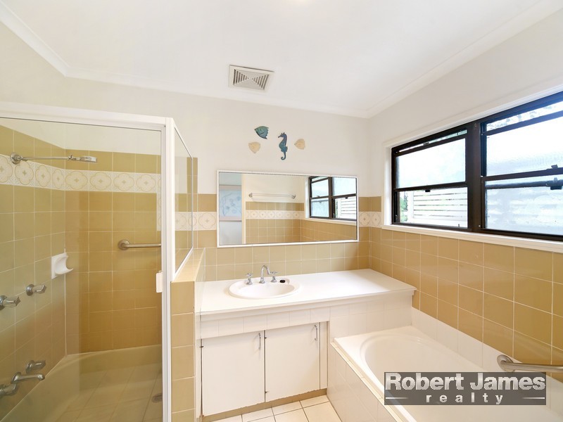11 Poinciana Avenue, Tewantin QLD 4565