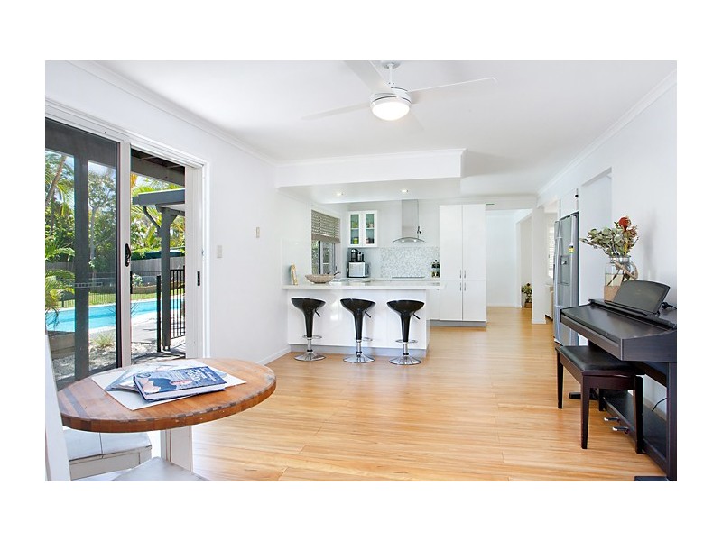 21 Wavecrest Drive, Castaways Beach QLD 4567