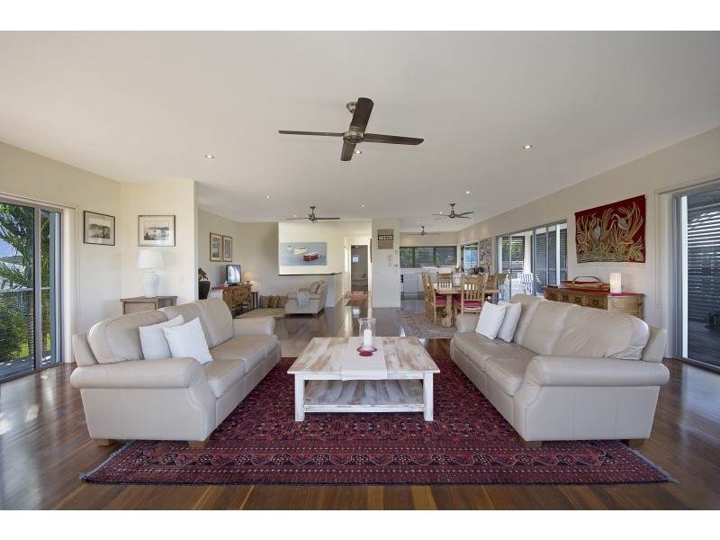 2 Seafarer Court, Castaways Beach QLD 4567