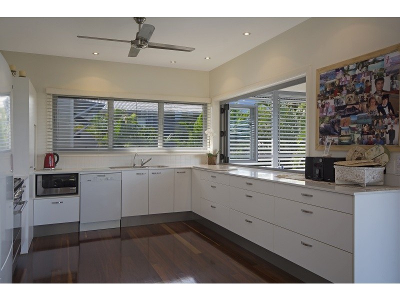 2 Seafarer Court, Castaways Beach QLD 4567