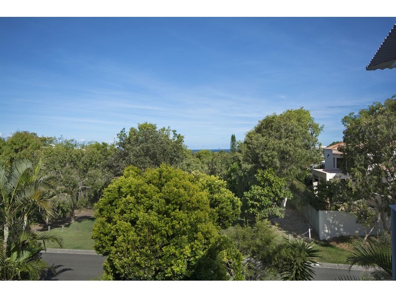 2 Seafarer Court, Castaways Beach QLD 4567