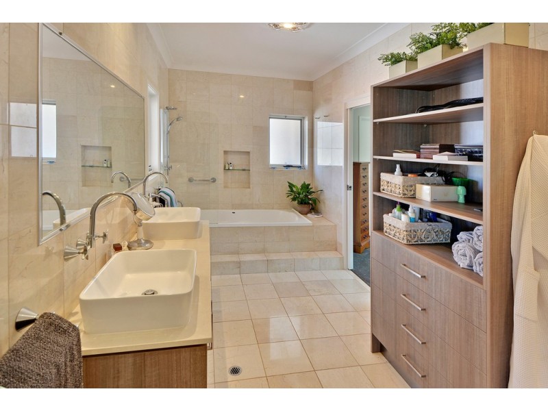 8 Greenside Court, Peregian Springs QLD 4573