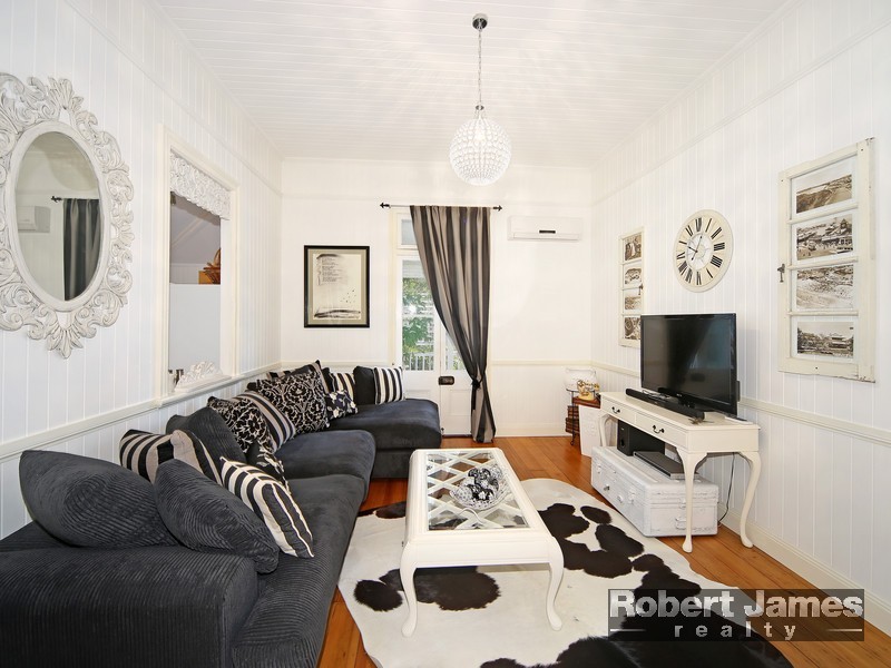 2 Pines Avenue, Cooroibah QLD 4565