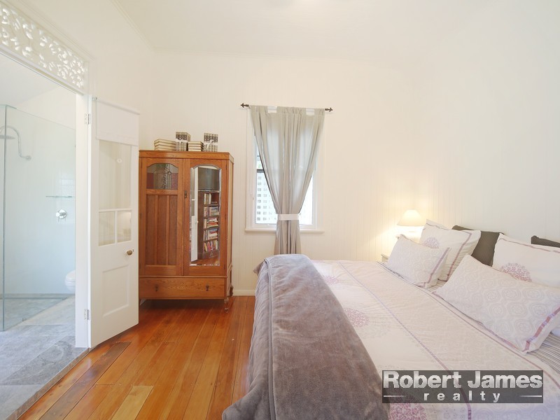 2 Pines Avenue, Cooroibah QLD 4565